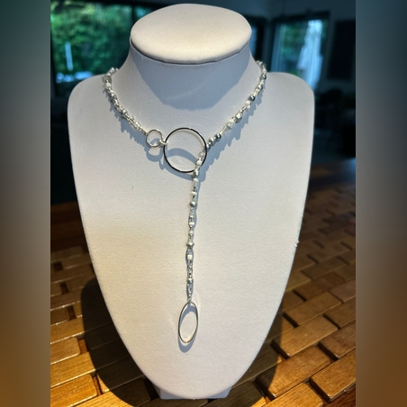 שרשרת קולאג_ חרוזים מוכספים עם טבעות כסף שאחת נכנסת בתוך השניה