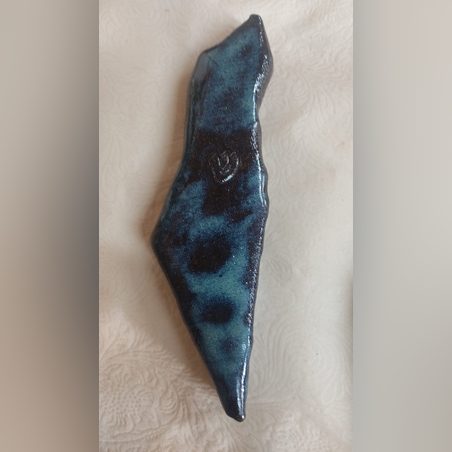 מזוזה מקרמיקה בצורה של ארץ ישראל-שחור כחול