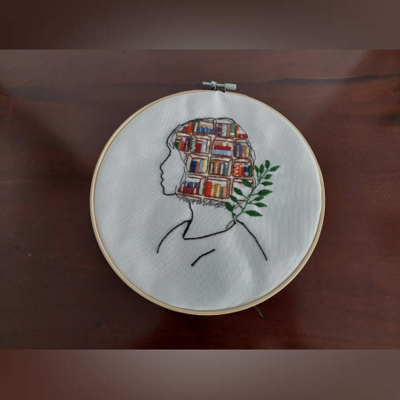 רקמת אישה גלילי חוטים