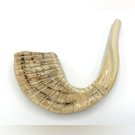 שופר מפוסל מחימר בעבודת יד