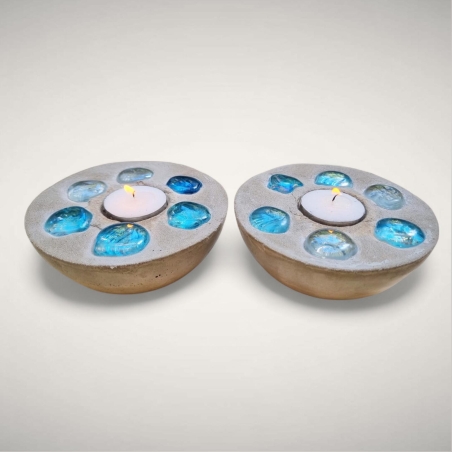 זוג פמוטים מבטון בשילוב אבני זכוכית בעבודת יד