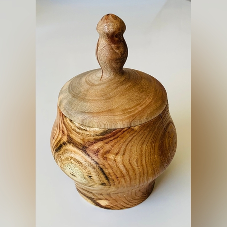 כלי קיבול מעץ אקליפטוס עם מכסה בעבודת יד