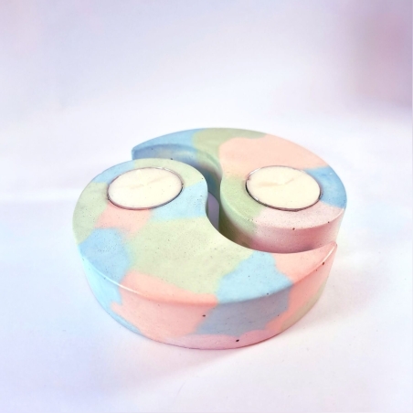 פמוטים מבטון בעבודת יד בצורת יינג-יאנג