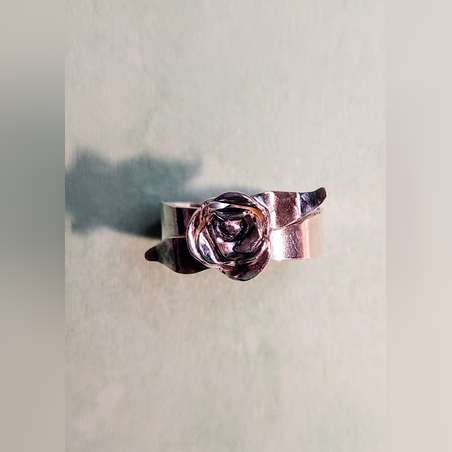 טבעת רחבה עם ורד מכסף מושחר