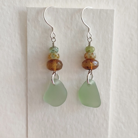 עגילי כסף וזכוכיות ים בצבע קצף ים