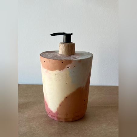 דיספנסר לסבון מעוצב מבטון בעבודת יד