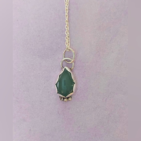 תליון טיפה עם נקודה פסיק