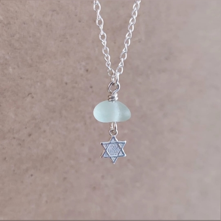 שרשרת כסף עם תליון זכוכית ים בצבע לבן ומגן דוד קטן