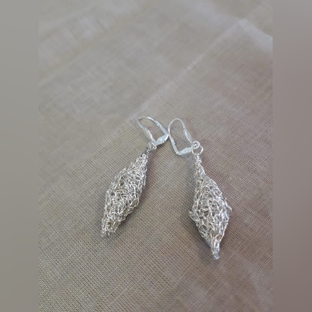 עגיל טיפה סרוג בצבע כסף