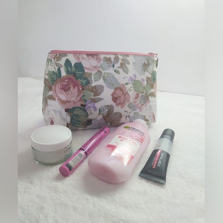 תיק פרחוני למוצרי קוסמטיקה בעבודת יד