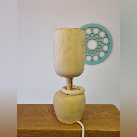 מנורה שולחנית מעץ חרוב מעוצבת בעבודת יד