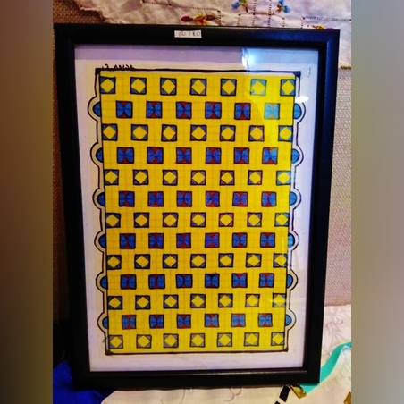 מרובעים על רקע צהוב