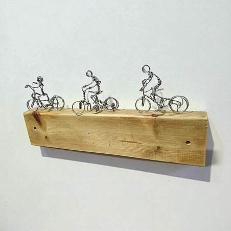 קבוצת רכיבה -פסל מחוטי מתכת בעבודת יד