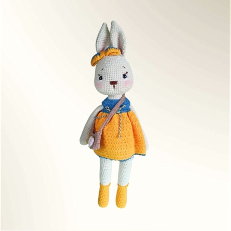בובת ארנבת סרוגה עם שמלה ותיק צד
