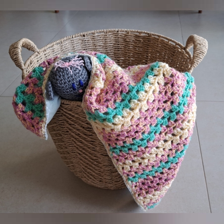 שמיכת תינוק צבעונית סרוגה מצמר אקרילי