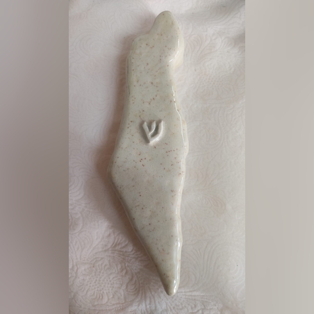 מזוזה מקרמיקה בצורה של ארץ ישראל-צבע אבן