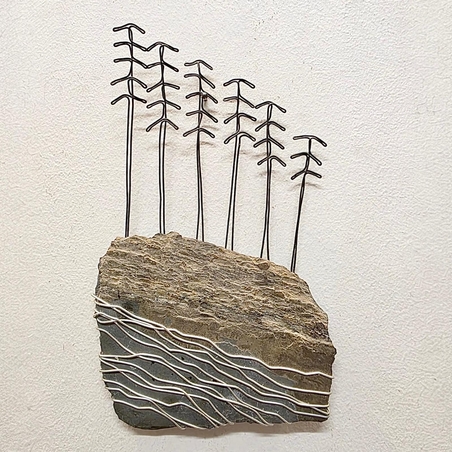 פסל ברושים על גדת נהר מחוטי ברזל בעבודת יד