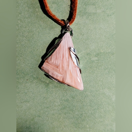 תליון ורד עם אבן משולשת