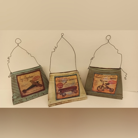 פריט מסדרת שימורים שמורים ­ שלישיית קופסאות פח מעוכות ממוחזרות