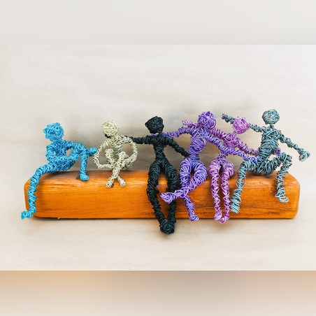 חברים בכל הצבעים - פסל מחוטי מתכת בעבודת יד