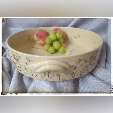 תבנית קרמיקה מצוירת עם ידיות בעבודת יד