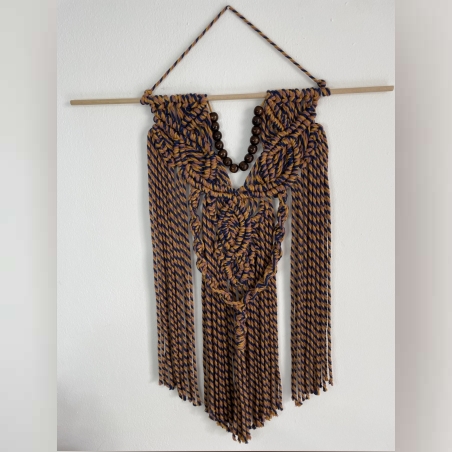 יצירת מקרמה לקיר בעבודת יד בצבעים וחרוזים