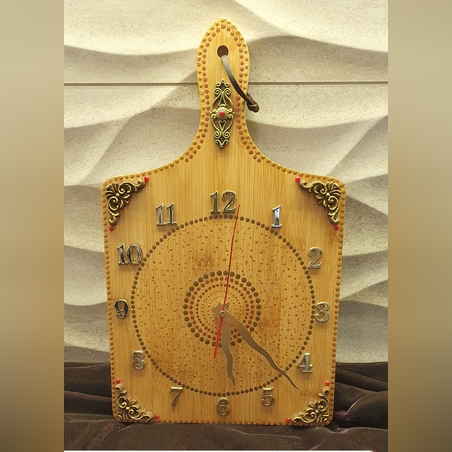 שעון קיר מעץ על קרש חיתוך למטבח