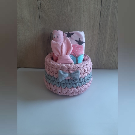 מארז לידה בסלסלה סרוגה בצבעים ורוד ואפור