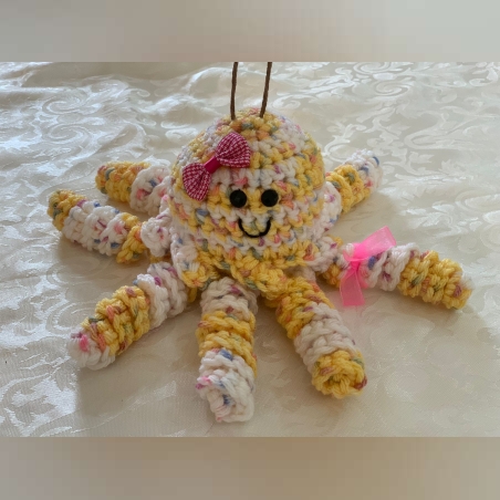 תמנון סרוג עבודת יד­ צהבהב לבן