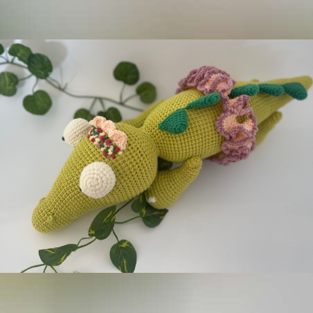 בובת תנינה עם חצאית סרוגה בעבודת יד