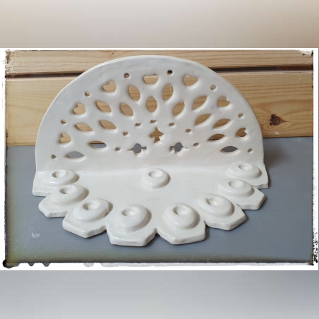 חנוכיה מקרמיקה בדוגמת תחרה בעבודת יד