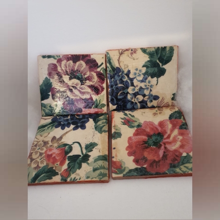 סט 4 תחתיות לכוסות מעץ מעוצבות בדקופאז'- וינטג' פרחוני