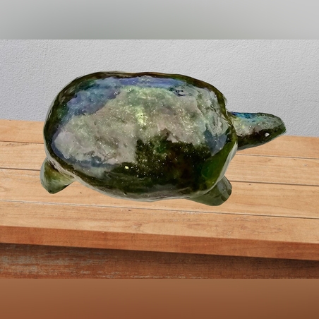 צב מחימר שחור עם גלזורה בגווני ירוק עמוק עז מתחלף