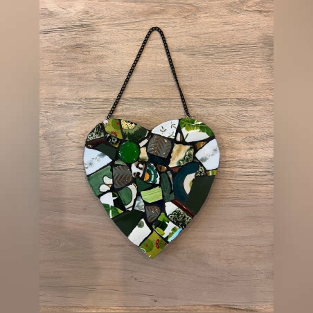 לב פסיפס בגווני ירוק וזהב בעבודת יד