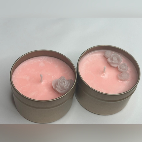 זוג נרות ורודים ריחניים  בקופסת מתכת בעבודת יד