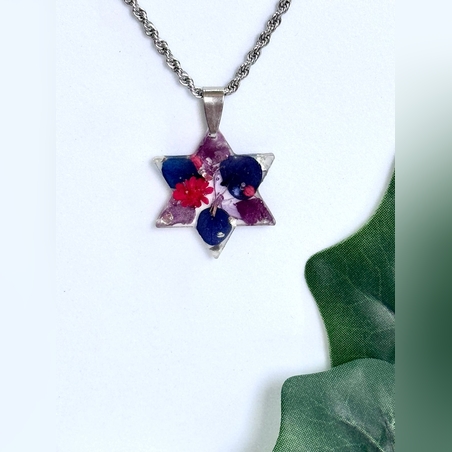 שרשרת מגן דוד עם פרחים מיובשים נירוסטה ושרף