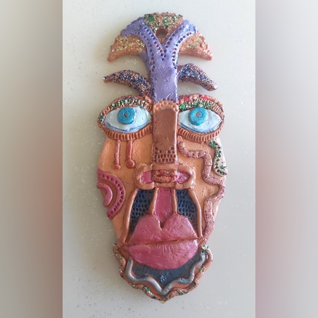 מסיכה מקרמיקה של פנים ארוכות עם ראש בדוגמת עץ