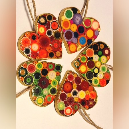 5 לבבות מעץ מעוצבים מרצועות נייר מלופפות