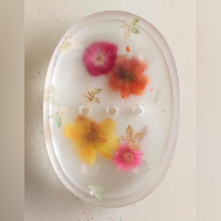 סבוניה בצורת אליפסה עם פרחים צהובים ואדומים