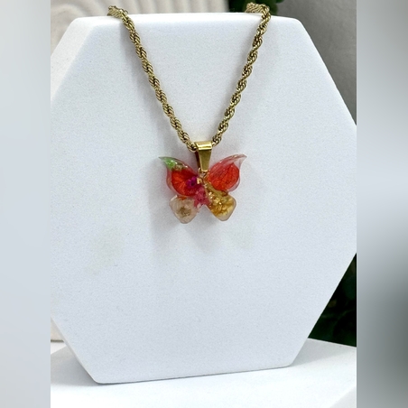 שרשרת עם תליון פרפר מוזהב מפרחים מיובשים ושרף