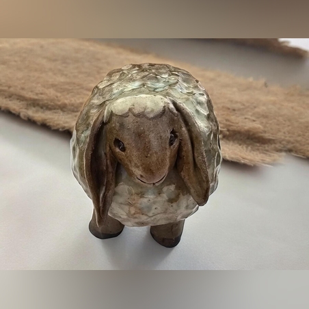 כבשה מקרמיקה בגוון שמנת וירקרק