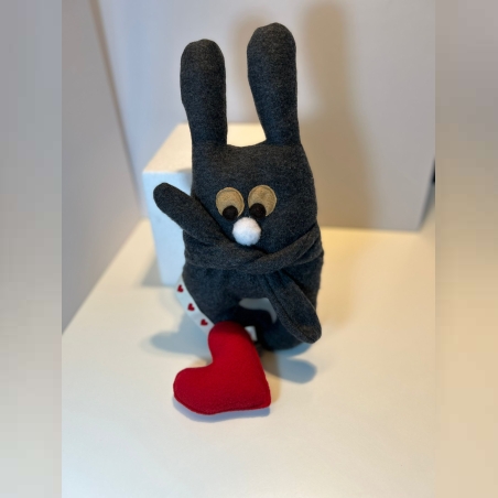 בובת שפן מחזיק כרית לב תפורה בעבודת יד