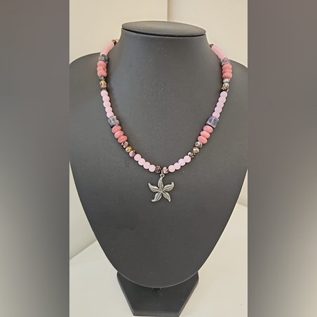 שרשרת חרוזי זכוכית ורודים בגוונים שונים עם תליון כוכב ים