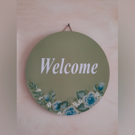 שלט עץ עגול לכניסה פרחים מצוירים בצבעי אקריל