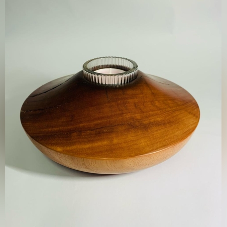 פמוט מיוחד עשוי גוף עץ אקליפטוס ובית נר מזכוכית