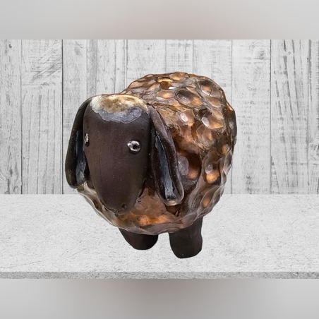 כבשה מקרמיקה בגוון חום