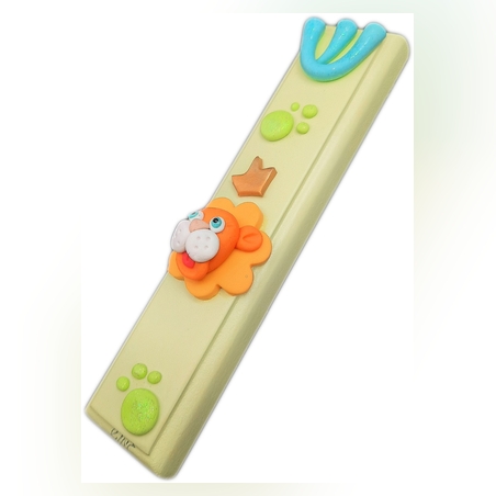 בית מזוזה מעץ עם עיטורים מחימר פולימרי- אריה