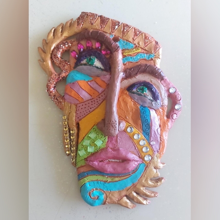 מסיכה מקרמיקה עם כתר