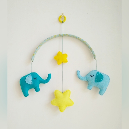 מיני מובייל עם פילים וכוכבים בעבודת יד