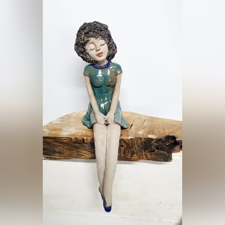 פסל אישה יושבת  - 1